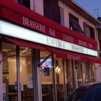 L'avenue Brasserie outside