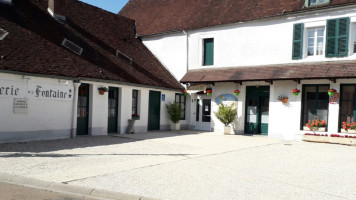 Hostellerie de la Fontaine outside