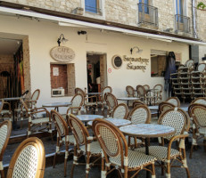 Cafe De La Bourse inside