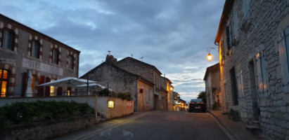 Du Quercy outside