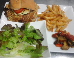 Au Ticris Burgers food