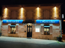 L'Abricotier outside