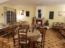 Auberge de la Table Ronde inside