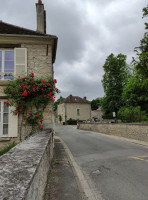 Auberge De Fontaine outside