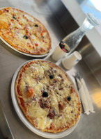 Port-Neuf Pizzas food