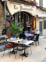 Pastourelle outside