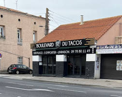 Dounia Tacos outside