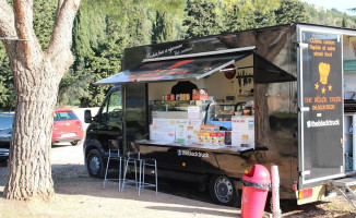 The Black Truck Foodtruck outside