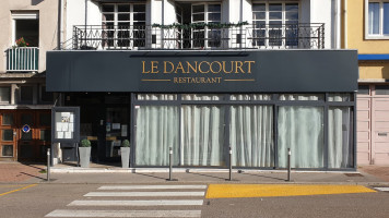 Le Dancourt outside