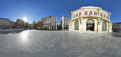 Le Salon Du The-atre outside