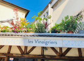 Les Vinaigriers outside