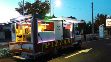 Le Camion Pizza food