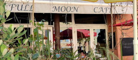 Blue Moon Cafe outside