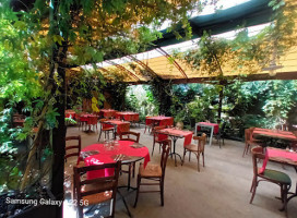 Le Petit Jardin inside