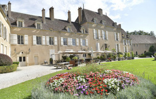 Chateau De Vault-de-lugny outside