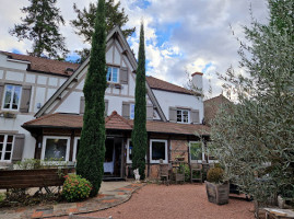 Hostellerie Bourguignonne outside