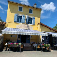 L'Auberge des Gourmets outside