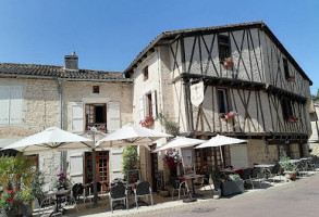 Auberge Le Saint Jean outside