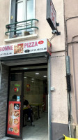 Bonne Pizzas inside