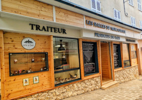 Aux Halles Du Mercantour inside