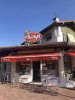 Beny's Pizza inside