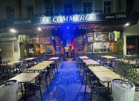 Le Cafe Du Commerce inside