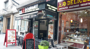 Le Gourmet outside