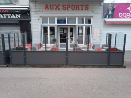 Aux Sports outside