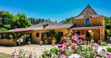 Ferme Auberge Du Roc outside