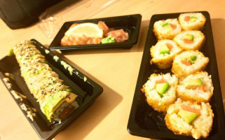 Sushi S'thai inside