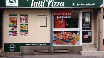 Tutti Pizza Charles De Fitte food