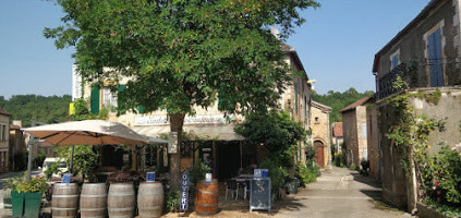 Hostellerie de Goujounac outside