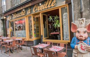 Le Bouche a Oreille inside