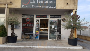 La Tentation outside