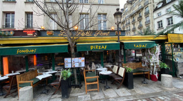 Cafe Le Petit Pont inside