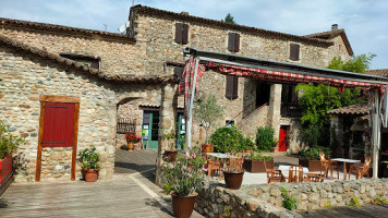 Auberge Du Peras outside