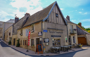 Auberge Le Colombien inside