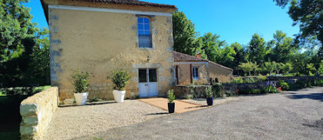 Le Moulin De Laumet outside