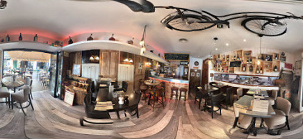 Le Petit Bistrot inside