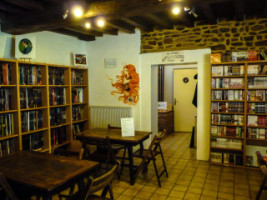 Cafe-librairie Plume et Bulle inside