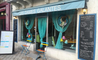 Les Dames Galantes outside