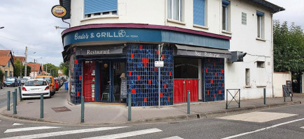 Boules Grill outside