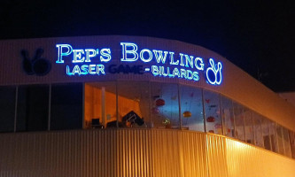 Pep's Bowling outside