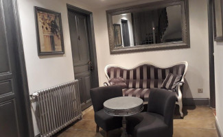 Au Cochon Qui Tete inside