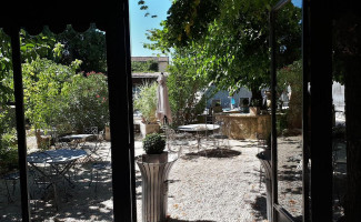 Au Cochon Qui Tete outside