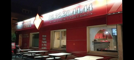 Délices Pizza Bourg-achard outside