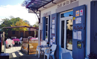 Le Cafe de la Gare outside