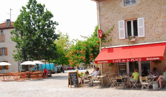 Le Café De La Place outside