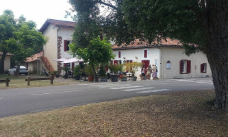 L’auberge Du Chêne Pascal Belhade outside