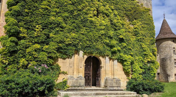 L' Auberge Du Château De Biron outside